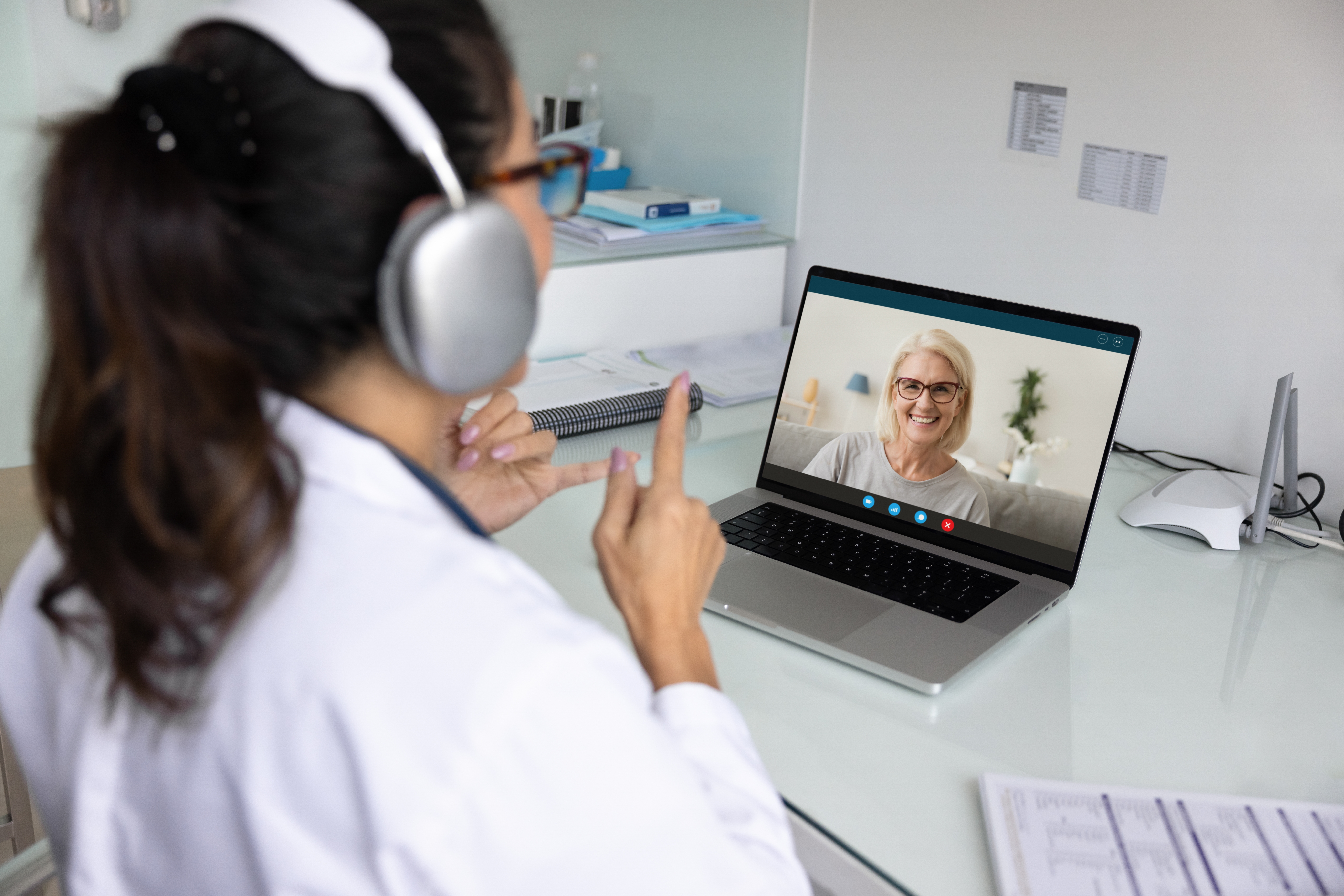 Elderly,pensioner,woman,patient,displaying,on,laptop,screen,during,virtual